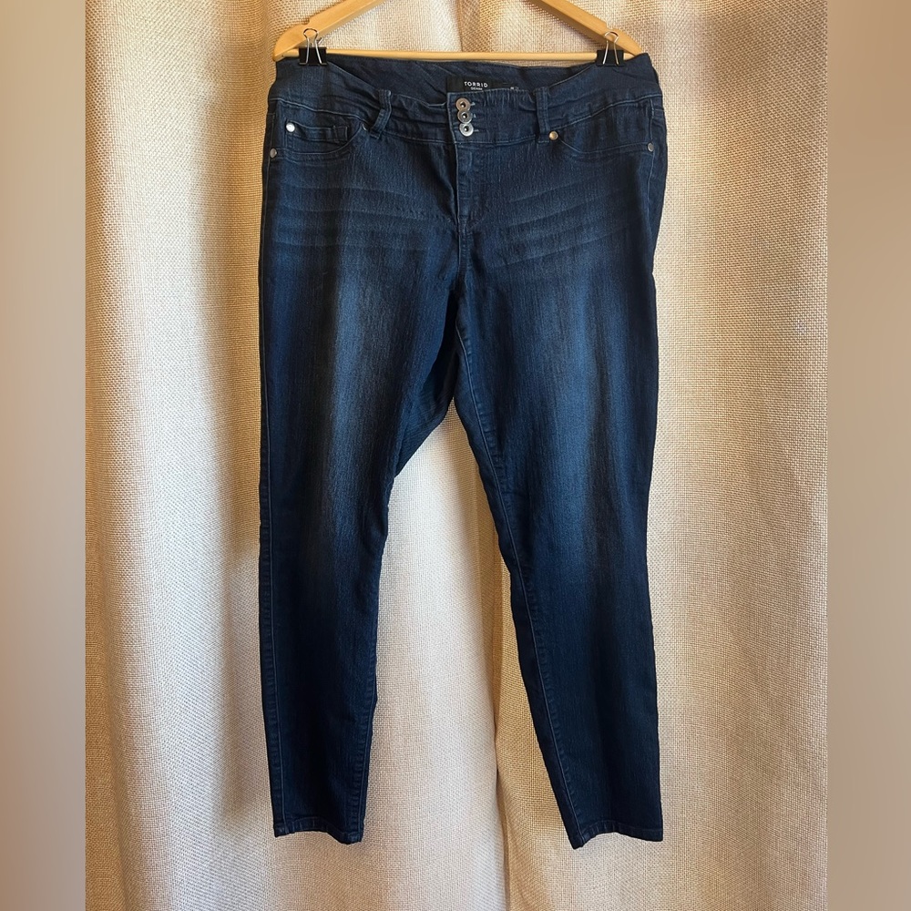 Torrid, denim Jegging, three button, 16 R